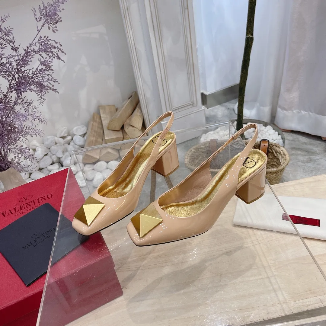👟👟Ex-factory price 440👟👟 Genuine leather sole +40 Valentino Valentino 2023 spring and summer new product [Pyramid] large spike shoes are new☑️ ———————————— Valentino Garavani’s classic “Roman Stud” series debuts in a new interpretation! The latest golden big rivet element is full of high-end sense! Extremely fashionable ~ Upper: Original custom-made cow patent leather Lining: Original high-gloss imported sheepskin lining Outsole: Italian genuine leather Outsole: Wear-resistant rubber sole Size: 34-42 (34 and 42 are custom-made and non-refundable) Heel height: [8.5cm] - [6cm] (2 heel height options)